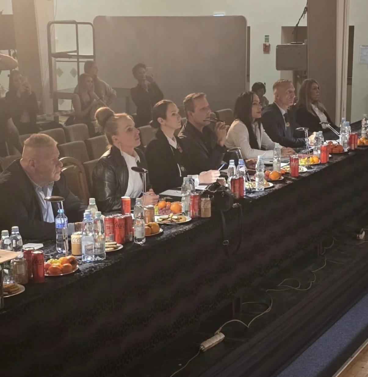 Petra Kočková jako mezinárodní rozhodčí u soutěžního stolu